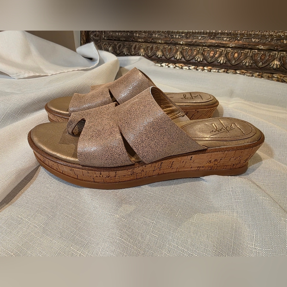 Latigo "Karen" Metallic Light Gold Sandals.  Sz 7.5M.  Like New.